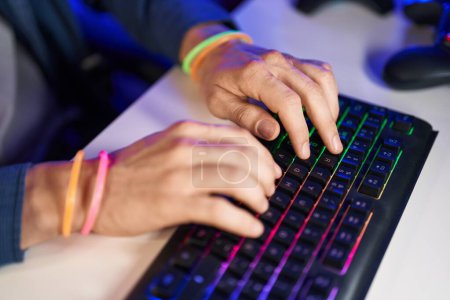 Téléchargez les photos : Young caucasian man using computer keyboard at gaming room - en image libre de droit