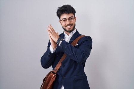 Téléchargez les photos : Homme hispanique avec barbe portant des vêtements de travail applaudissant et applaudissant heureux et joyeux, souriant mains fières ensemble - en image libre de droit