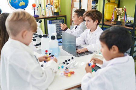 Foto de Grupo de niños científicos estudiantes que utilizan las moléculas portátiles en el aula de laboratorio - Imagen libre de derechos