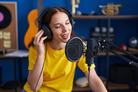 Téléchargez les photos : Jeune artiste chantant au studio de musique - en image libre de droit