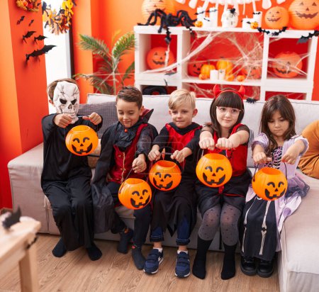 Foto de Grupo de niños con disfraz de Halloween pidiendo caramelos en casa - Imagen libre de derechos