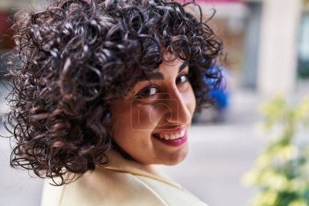Foto de Young middle east woman excutive smiling confident standing at street - Imagen libre de derechos
