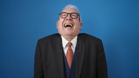 Téléchargez les photos : Senior riant beaucoup sur fond bleu isolé - en image libre de droit