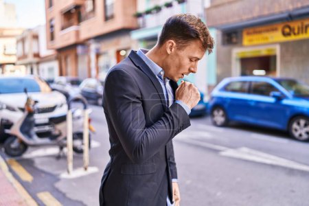 Téléchargez les photos : Young man business worker coughing at street - en image libre de droit
