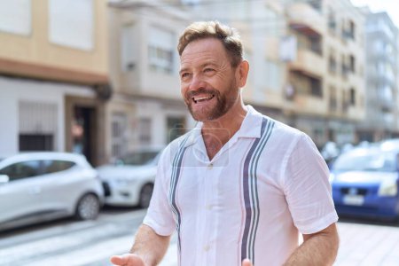 Foto de Middle age man smiling confident looking to the side at street - Imagen libre de derechos