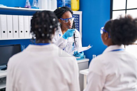 Foto de Amigos afroamericanos científicos explican experimento en laboratorio - Imagen libre de derechos