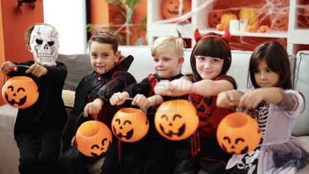 Téléchargez les photos : Groupe d'enfants portant un costume d'Halloween demandant des bonbons à la maison - en image libre de droit