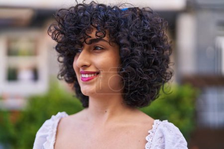 Téléchargez les photos : Young middle east woman smiling confident looking to the side at street - en image libre de droit