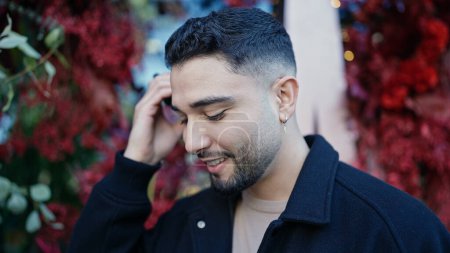 Téléchargez les photos : Young arab man smiling confident listening audio message by the smartphone at street - en image libre de droit