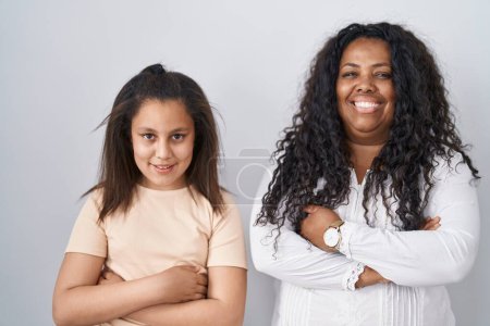 Téléchargez les photos : Mère et jeune fille debout sur fond blanc heureux visage souriant avec les bras croisés regardant la caméra. personne positive. - en image libre de droit