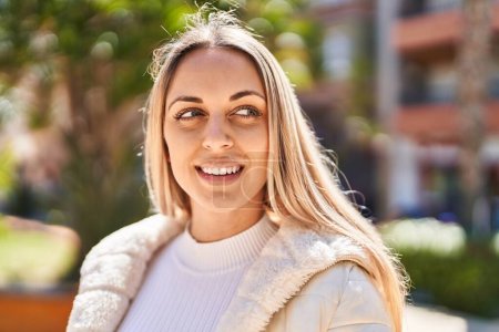 Téléchargez les photos : Jeune femme souriante confiante debout au parc - en image libre de droit