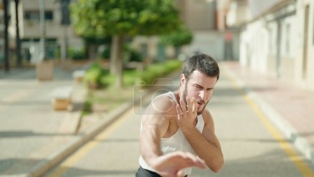 Téléchargez les photos : Jeune homme hispanique karaté entraînement de combattant au parc - en image libre de droit