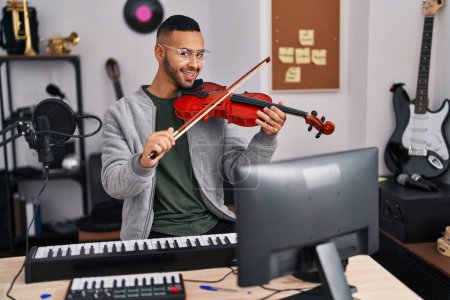Téléchargez les photos : Africain américain musicien souriant confiant jouer du violon au studio de musique - en image libre de droit