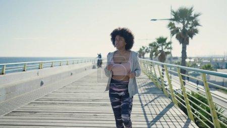 Foto de Mujer afroamericana corriendo en la playa - Imagen libre de derechos