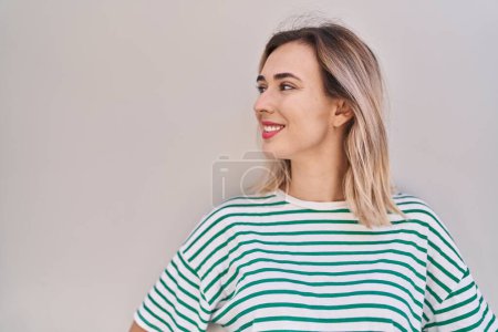 Téléchargez les photos : Jeune femme souriante confiante regardant sur le côté sur fond blanc isolé - en image libre de droit