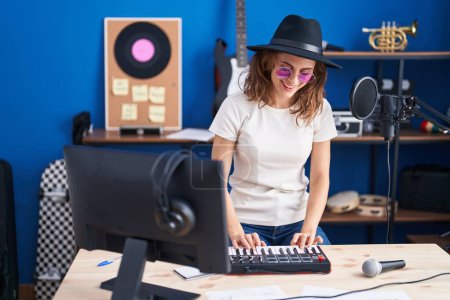 Foto de Young woman musician having dj session at music studio - Imagen libre de derechos