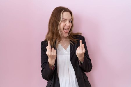Téléchargez les photos : Young caucasian business woman wearing black jacket showing middle finger doing fuck you bad expression, provocation and rude attitude. screaming excited - en image libre de droit