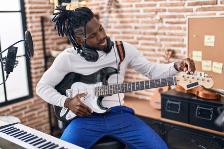 Téléchargez les photos : Artiste afro-américaine jouant de la guitare électrique au studio de musique - en image libre de droit
