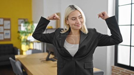 Photo for Young beautiful hispanic woman business worker smiling confident doing strong gesture at office - Royalty Free Image