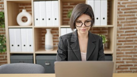 Foto de Joven mujer caucásica trabajadora de negocios utilizando portátil de trabajo en la oficina - Imagen libre de derechos
