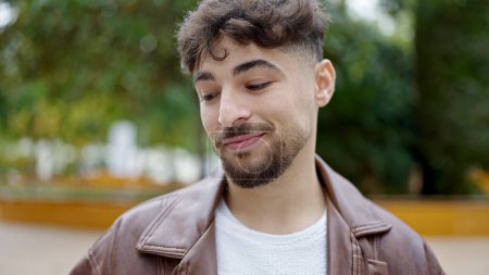 Téléchargez les photos : Jeune homme arabe souriant confiant debout au parc - en image libre de droit