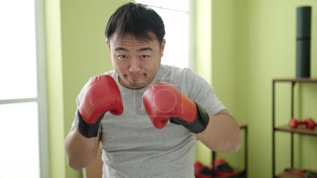 Foto de Joven hombre chino boxeo en el centro deportivo - Imagen libre de derechos