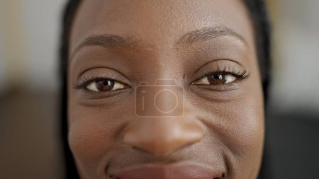 Téléchargez les photos : Femme afro-américaine souriante confiante à la maison - en image libre de droit