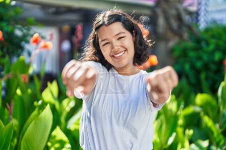 Téléchargez les photos : Young woman smiling confident pointing with fingers at park - en image libre de droit
