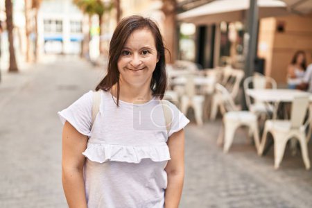 Foto de Síndrome de Down mujer sonriendo confiado de pie en la calle - Imagen libre de derechos