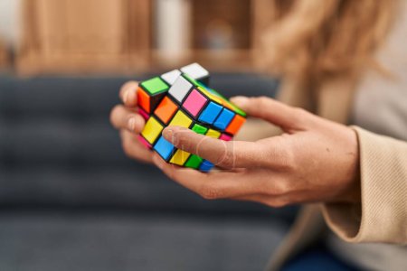 Téléchargez les photos : Jeune femme blonde psychologue jouer avec jeu de cube au centre de psychologie - en image libre de droit
