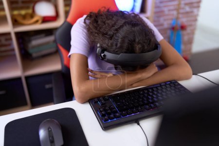 Foto de Young african american woman streamer stressed using computer at gaming room - Imagen libre de derechos