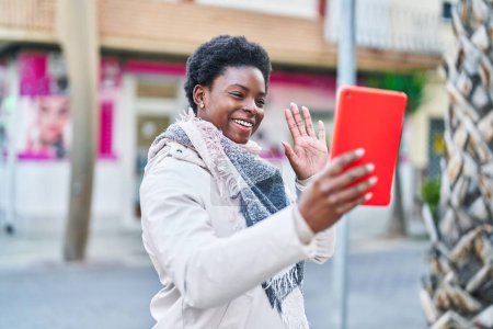 Téléchargez les photos : African american woman smiling confident having video call at street - en image libre de droit