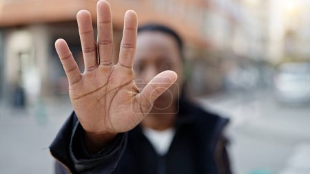 Foto de Mujer afroamericana haciendo stop gesture con la mano en la calle - Imagen libre de derechos