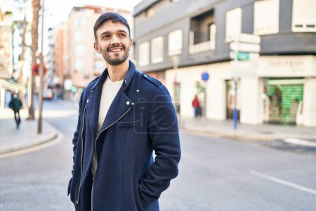 Foto de Young hispanic man smiling confident looking to the side at street - Imagen libre de derechos