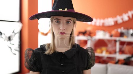 Téléchargez les photos : Young blonde woman wearing witch costume at home - en image libre de droit