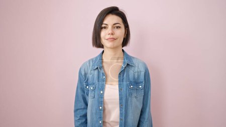Foto de Young caucasian woman standing with serious expression over isolated pink background - Imagen libre de derechos