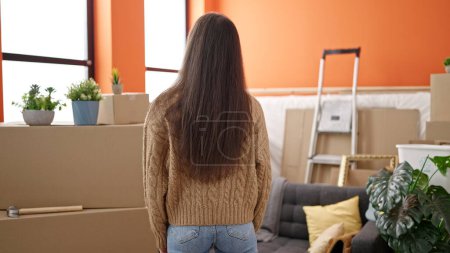 Foto de Mujer hispana hermosa joven de pie hacia atrás en el nuevo hogar - Imagen libre de derechos