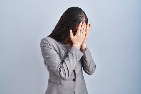 Foto de Mujer de negocios hispana con gafas con expresión triste cubriendo la cara con las manos mientras llora. concepto de depresión. - Imagen libre de derechos