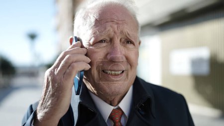 Foto de Senior hablando por teléfono en la calle - Imagen libre de derechos