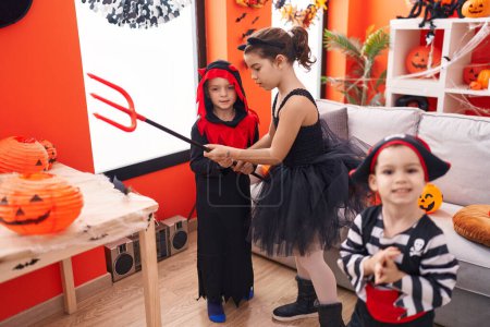 Foto de Grupo de niños disfrazados de fiesta de halloween en casa - Imagen libre de derechos