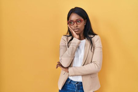 Téléchargez les photos : Africaine jeune femme portant des lunettes pensant fatigué et ennuyé avec des problèmes de dépression avec les bras croisés. - en image libre de droit