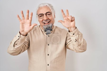 Foto de Hombre de mediana edad con el pelo gris de pie sobre el fondo aislado que muestra y señala hacia arriba con los dedos número ocho mientras sonríe confiado y feliz. - Imagen libre de derechos