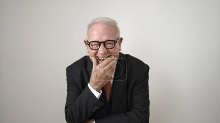 Téléchargez les photos : Senior riant beaucoup sur fond blanc isolé - en image libre de droit