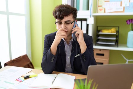 Foto de Non binary man business worker stressed talking on smartphone at office - Imagen libre de derechos
