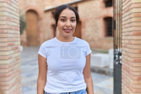 Foto de Young arab woman smiling confident at street - Imagen libre de derechos