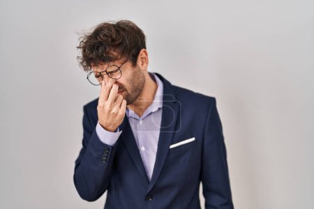 Foto de Hombre de negocios hispano usando anteojos cansados frotando nariz y ojos sintiendo fatiga y dolor de cabeza. concepto de estrés y frustración. - Imagen libre de derechos