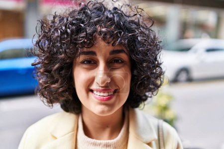 Téléchargez les photos : Young middle east woman excutive smiling confident standing at street - en image libre de droit