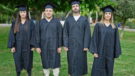 Foto de Grupo de personas estudiantes graduados de pie juntos en el campus universitario - Imagen libre de derechos
