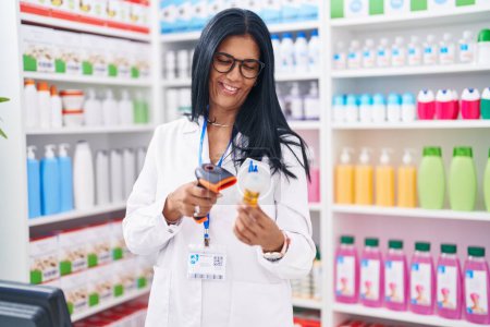 Téléchargez les photos : Moyen Age hispanique femme pharmacien numérisation pilules bouteille à la pharmacie - en image libre de droit