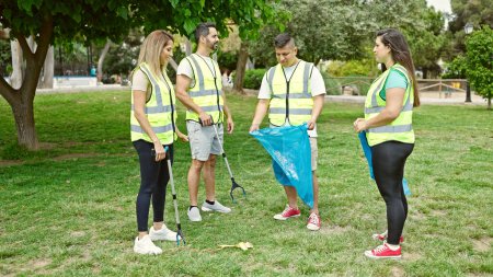 Téléchargez les photos : Groupe de personnes bénévoles ramassant des ordures au parc - en image libre de droit
